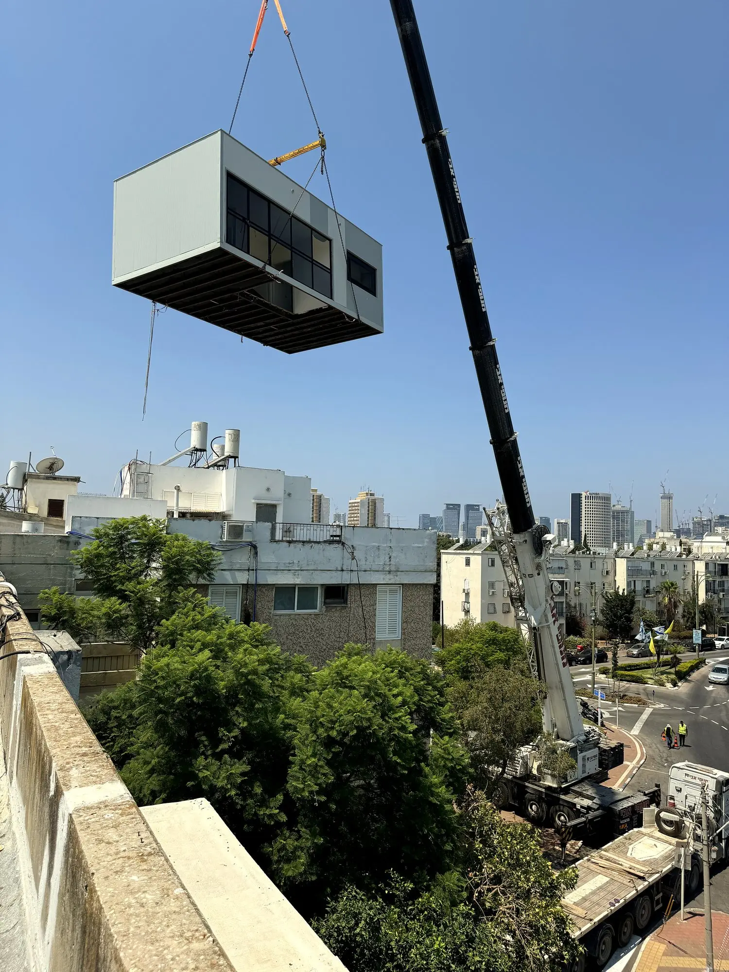 יחידת הורים על גג בניין, גבעתיים, תמונה 3 מתוך 6